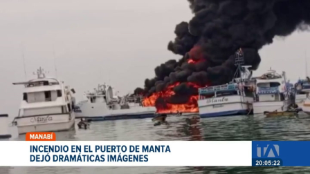 Ciudadanos captaron los instantes de desesperación antes de que las llamas consumieran por completo la embarcación. Un reportaje de Carlos Sacoto