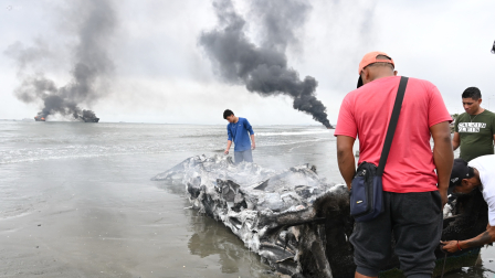Incendio de varias embarcaciones en el Puerto de Manta, el 6 de junio de 2026.