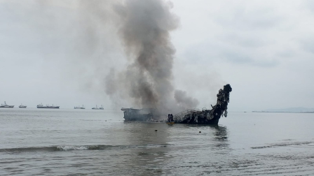 La mañana de este 7 de junio se reactivó el incendio registrado el día anterior en una de las embarcaciones del puerto de Manta, provincia de Manabí.