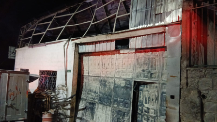 Una carpintería se incendió en el sector de Zámbiza, en el norte de Quito.