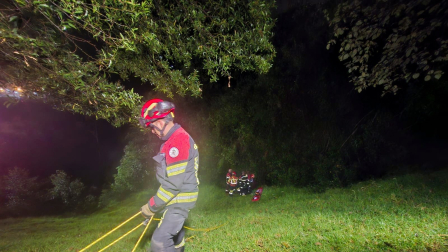 Los Bomberos de Quito ejecutaron labores de rescate de tres personas que cayeron a una quebrada.