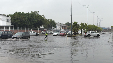 Las fuertes lluvias provocaron inundaciones en La Aurora, en la Guayaquil, la madrugada de este lunes 8 de junio.
