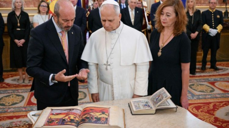 El Papa a su llegada al Congreso de los Diputados