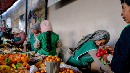 Vendedoras ambulantes venden comida en un mercado de Cotacachi