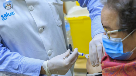 Una mujer recibe la vacuna de la gripe en un centro sanitario de Zaragoza.