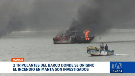 Ciudadanos revisan los escombros de las embarcaciones afectadas en Manabí en medio de las indagaciones a los marinos.