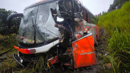 Un choque entre dos buses interprovinciales se registró este lunes en el km 54 de la vía Alóag - Santo Domingo.