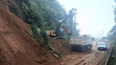 La vía Cuenca - Molleturo - El Empalme fue afectada por un deslizamiento de tierra.