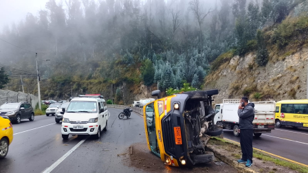 Una buseta escolar se volcó en la avenida Simón Bolívar este martes 9 de junio de 2026.