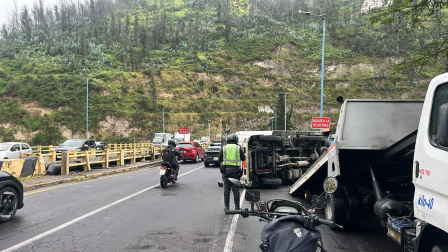 Un tercer siniestro de tránsito se registró en el puente de Guápulo. Dos vehículos están involucrados.