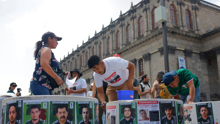 Familiares crean "álbum" mundialista de desaparecidos en Guadalajara