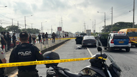 Escena del asesinato de un joven estudiante en la via a Samborondón, este 10 de junio de 2026.