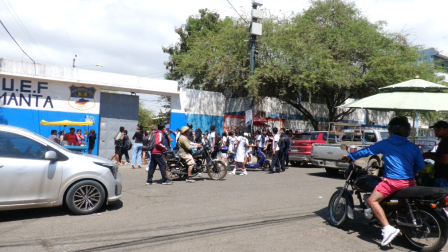 Exteriores de la Unidad Educativa Fiscomisional de Manta, provincia de Manabí, tras la balacera de este 10 de junio de 2026.