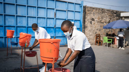 Estudiantes se lavan las manos como prevención contra el virus del ébola en el Instituto Mwanga de Goma, en la República Democrática del Congo.