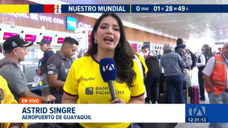 Los aficionados se concentran en la terminal aérea con sus equipajes y pasión por el fútbol para respaldar al equipo. Un reportaje de Astrid Singre