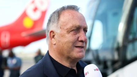 El seleccionador de Curazao Dick Advocaat, a la llegada de la delegación del país caribeño a West Palm Beach, Florida, lugar de concentración durante el Mundial, el 8 de junio de 2026