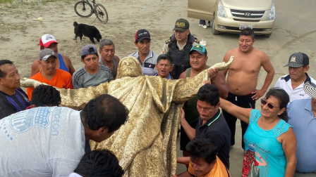 Un grupo de pescadores encontró este 11 de junio de 2026, la escultura de Cristo Redentor a orillas del mar.