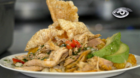 Es imposible resistirse a ese cuero crocante y a la suavidad de su carne, pero este sabor tan nuestro esconde un viaje largo. Nació del encuentro entre ingredientes que cruzaron el mar en la Colonia y la sazón de las cocineras andinas, quienes le dieron su verdadera personalidad. El secreto es tiempo, leña y un oficio familiar que hoy saborea el mundo entero.