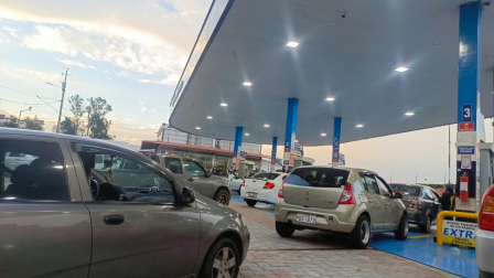 En la gasolinera Petroecuador de la av. Simón Bolívar se registran largas filas de vehículos, cuyos conductores buscan tanquear antes de los nuevos precios de las gasolinas.