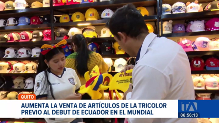 Los comercios de Quito registran una masiva afluencia de aficionados que buscan vestir los colores nacionales para el Mundial. Un reportaje de Nathalie Jiménez