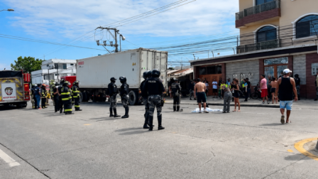 Una niña de cinco años y su hermano murieron en un choque contra un tráiler.