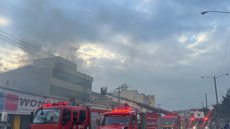 Un incendio alarma 2 alertó a trabajadores y transeúntes de la av. Juan Tanca Marengo, frente a Mall del Sol, norte de Guayaquil, este 12 de junio de 2026.