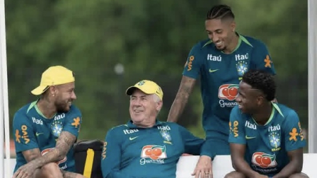 Ancelotti junto a Neymar y Vinicius en un entrenamiento de Brasil