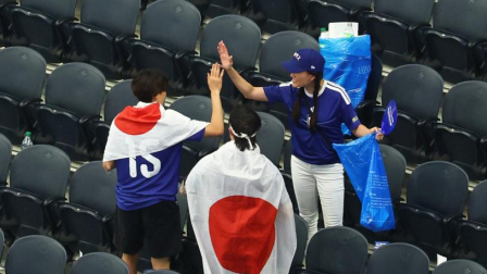 Afición de Japón pone el ejemplo y limpia el estadio