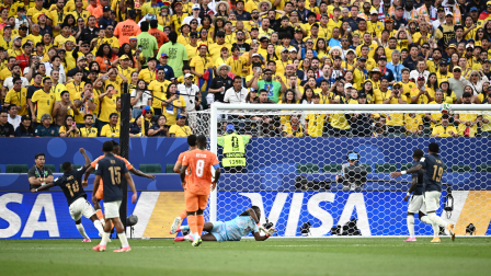 Grupo E - Costa de Marfil vs. Ecuador - Estadio Filadelfia, Filadelfia, Pensilvania, EE. UU. - 14 de junio de 2026. Alan Minda, de Ecuador, dispara a portería y el balón golpea el travesaño.