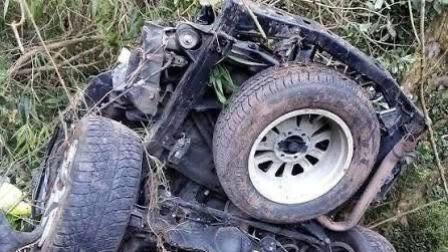 Una camioneta cayó a un abismo en la vía Guanujo-Echeandía, en la provincia de Bolívar.