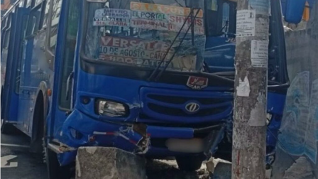La Secretaría de Movilidad inició una investigación por el choque de un bus contra un predio privado.