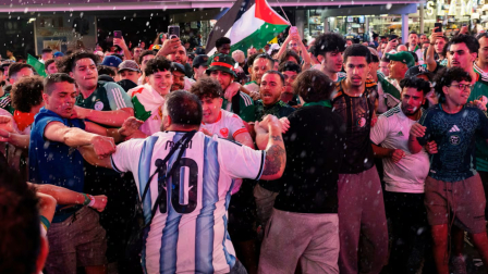 Violentos enfrentamientos entre hinchas de Argentina y Argelia en Times Square.
