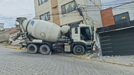 Vehículo pesado impacta contra una vivienda en el sur de Quito