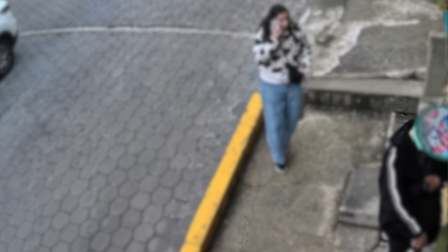 Video capta cómo un taxi atropelló a una mujer en el centro de Quito