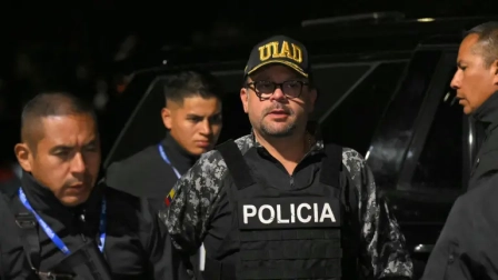 El ministro del Interior, John Reimberg, durante un operativo policial en Quito.