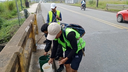 Jóvenes realizan tareas de limpieza en una carretera como parte del programa Jóvenes en Acción.
