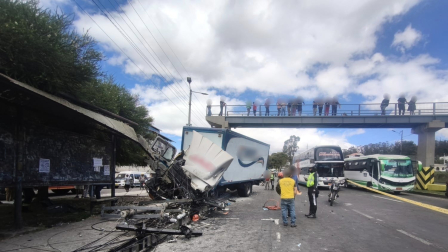 Un camión se impactó contra una parada de bus en la av. Simón Bolívar, en la Loma de Puengasí