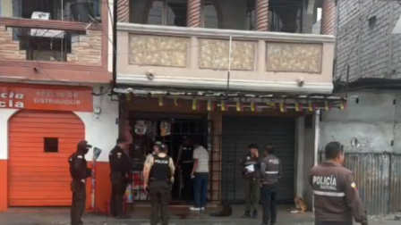 La Policía abatió a un hombre mientras atacaba a su pareja dentro de una tienda en Guayaquil.