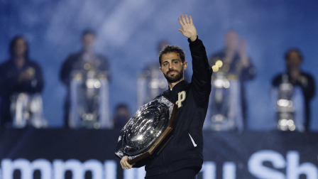 Desfile de celebración de la victoria del Manchester City en la FA Cup y la Carabao Cup - Manchester, Gran Bretaña - 25 de mayo de 2026. Bernardo Silva, del Manchester City, celebra con el trofeo de la Community Shield