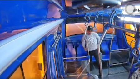 Hombres armados asaltaron a un bus de transporte público en Quito.