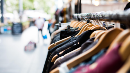 50 bultos de ropa fueron decomisados en Loja.