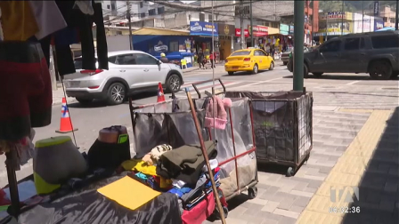 Dueños de locales comerciales en Cotocollao exigen orden ante la masiva ocupación de comerciantes no regularizados en las veredas. Un reportaje de Nathalie Jiménez