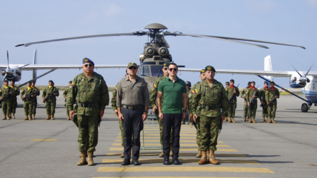 Noboa realizó la entrega de aeronaves al Ejército ecuatoriano en Santa Elena.