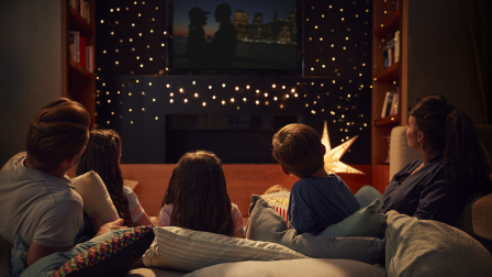 Una película es una buena alternativa para disfrutar el Día del Padre en familia.