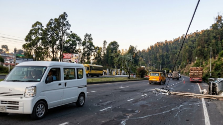 Un vehículo se volcó en la av. Simón Bolívar, en Quito