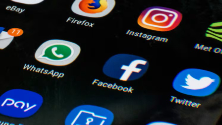 Por comentario en Facebook contra la realeza, Tailandia condena a prisión a un hombre