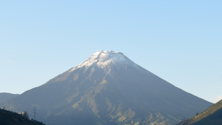 Imagen del volcán Tungurahua sin señales de actividad eruptiva.