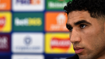 El defensa marroquí del Paris Saint-Germain, Achraf Hakimi (número 2), asiste a una rueda de prensa en el estadio Anfield de Liverpool