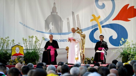 El papa León XIV durante una homilía en la Santa Sede.
