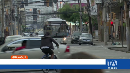 Tras superar varios días de paralización forzada, la única flota de buses urbanos 100% eléctricos de Guaayquil retomó sus recorridos habituales. Un reportaje de Camila Guevara